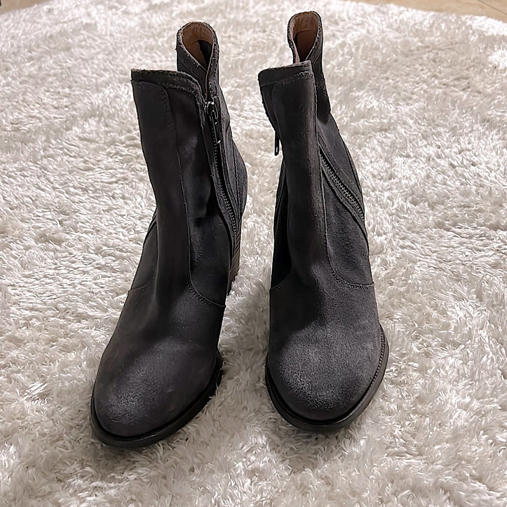 Seychelles Gray Suede Booties Size 9